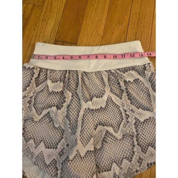 Varley Women's Snake Print pull on back zipper pocket Athletic Shorts sz Small - Picture 5 of 7